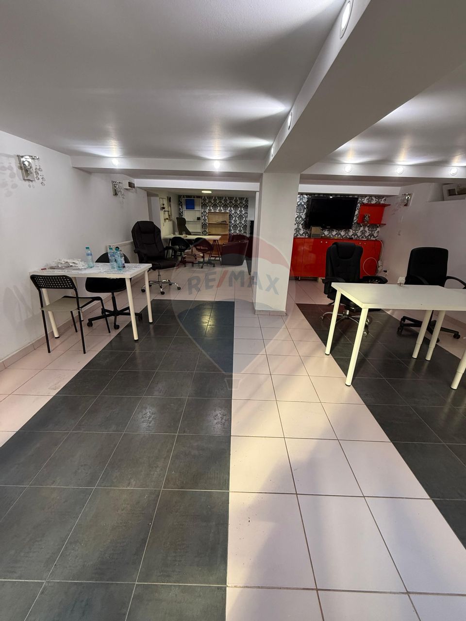 90sq.m Commercial Space for rent, Moinesti area