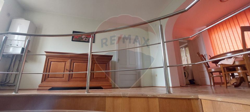 Casă / Vilă cu 8 camere de vânzare în zona Lunei