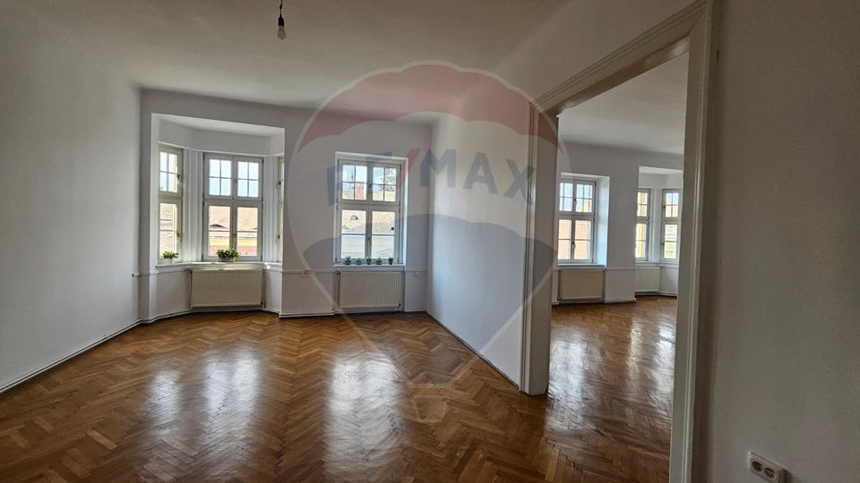 120sq.m Commercial Space for rent, Ultracentral area