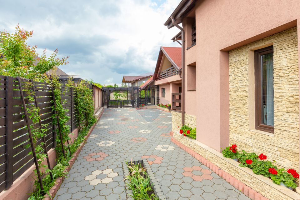 10 room House / Villa for sale, Serbanesti area
