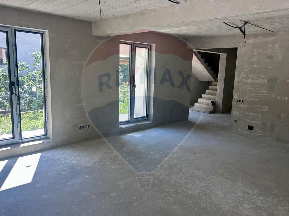 VILA NOUA DE VANZARE in zona Parcul Mare (Regina Maria)