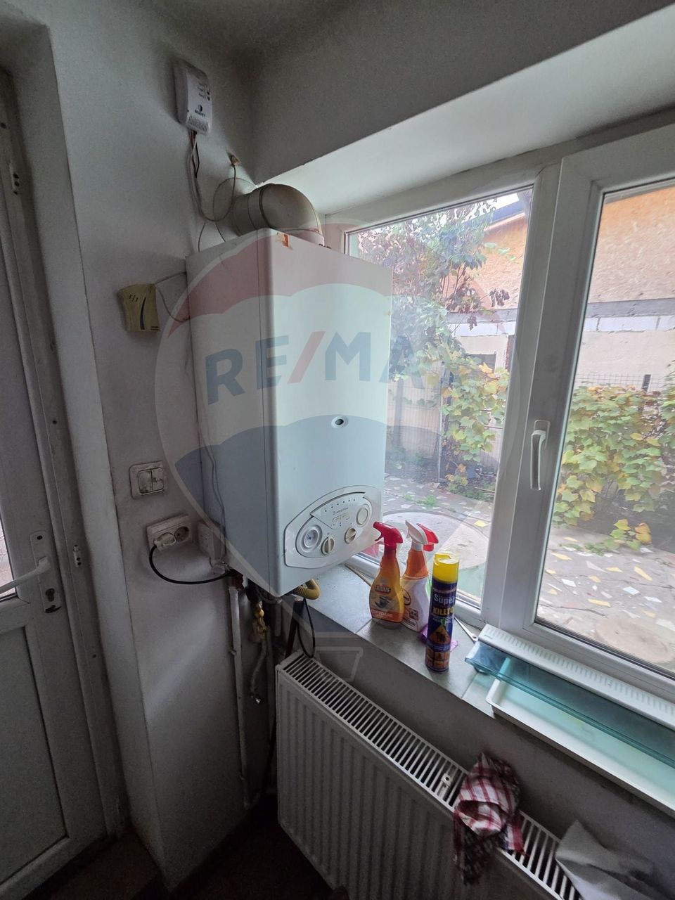 Ansamblu casa de locuit, hala productie ,spatiu de birouri si teren