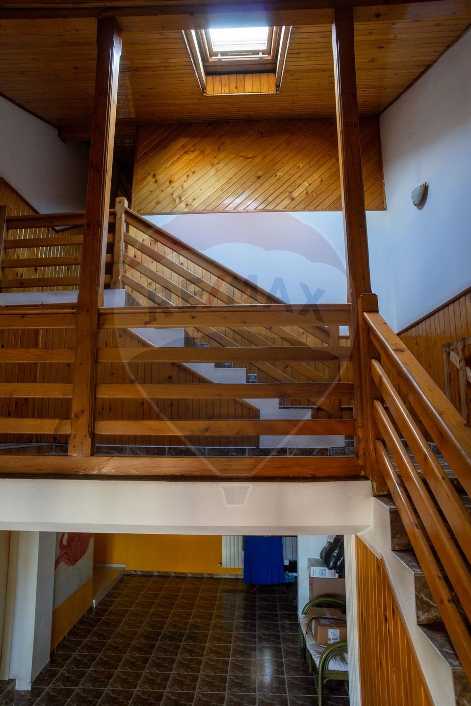 Casă / Vilă cu 10 camere si teren generos, Sos. Salaj