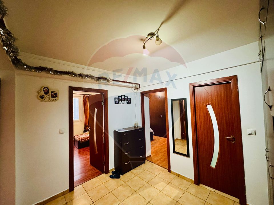 Apartament cu 3 camere de vânzare în zona Craiovita Noua