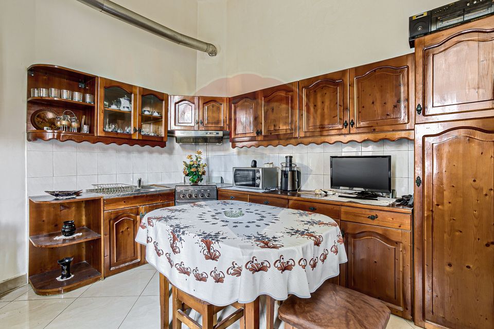 Apartament 4 camere spațioase,  curte,  zona Piata Catedralei