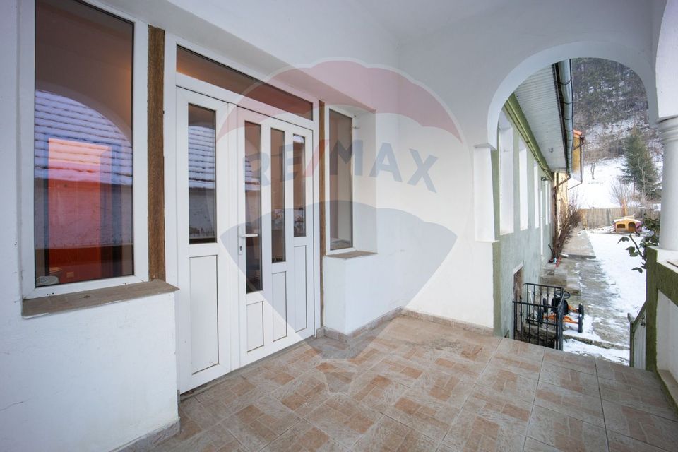 Casă cu două corpuri, teren 835 mp, str. I.L. Caragiale, Râșnov