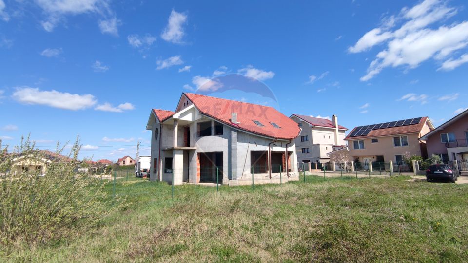 Vilă P+E, 378 mp, la roșu, Sânmartin, arhitectură unică, teren 726 mp