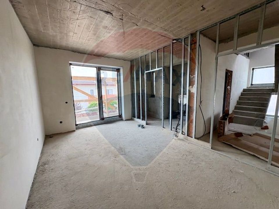 Vilă frumoasa cu 5 camere, 700 mp currte si pompa de caldura - Saftica