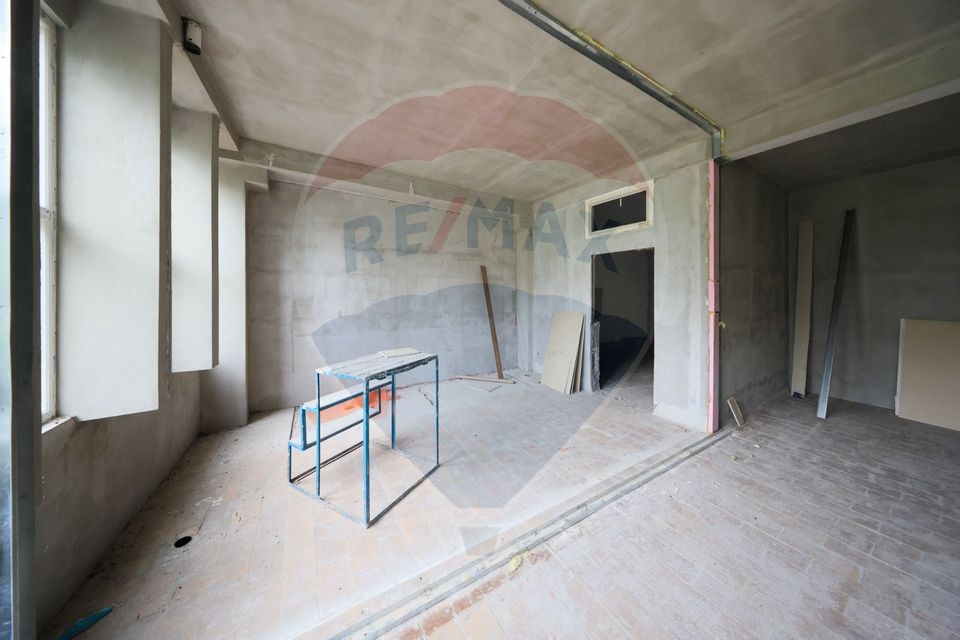 Hala 2.700 mp + birouri 800 mp + teren 1.400 mp AEROPORT BRASOV