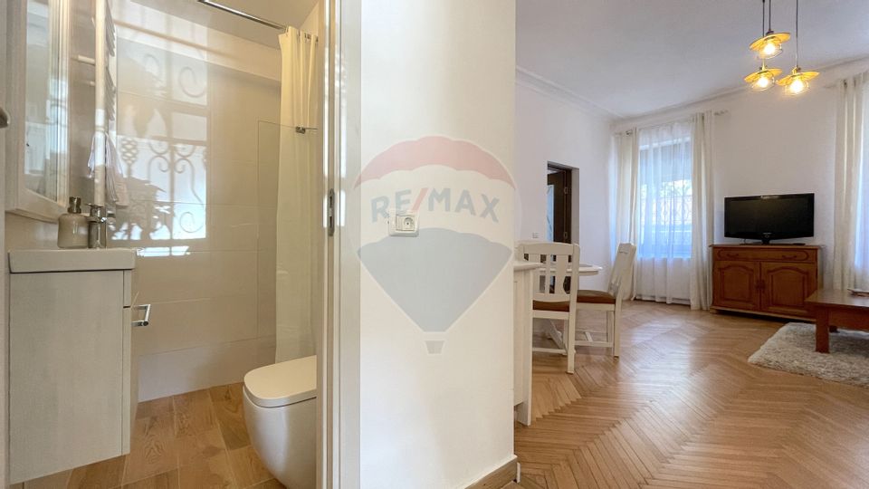 Apartament renovat clasic, cu 2 camere, 2 băi, Centrul Istoric Brașov