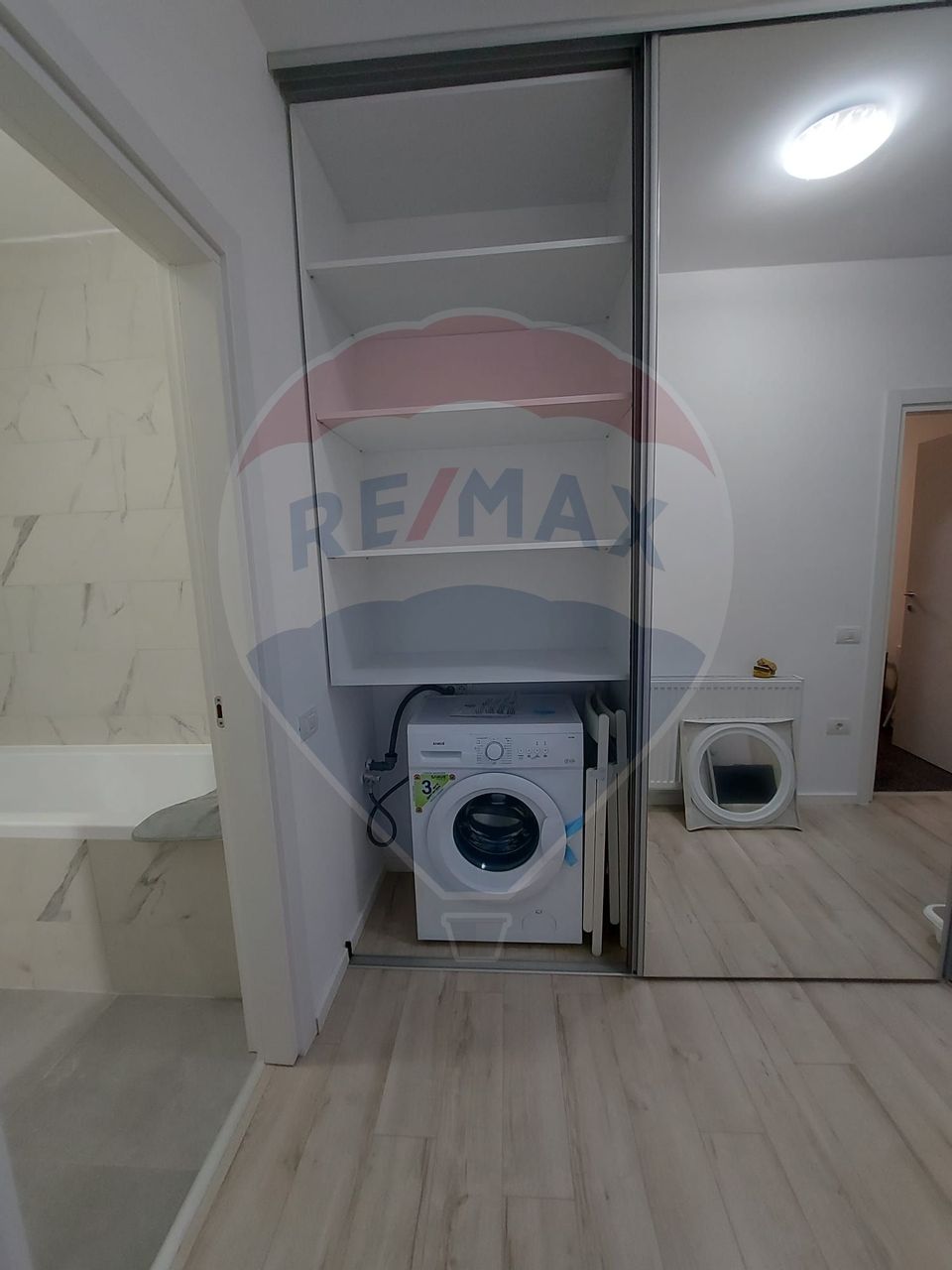 Apartament cu 2 camere de închiriat cu loc parcare în zona Trapezului