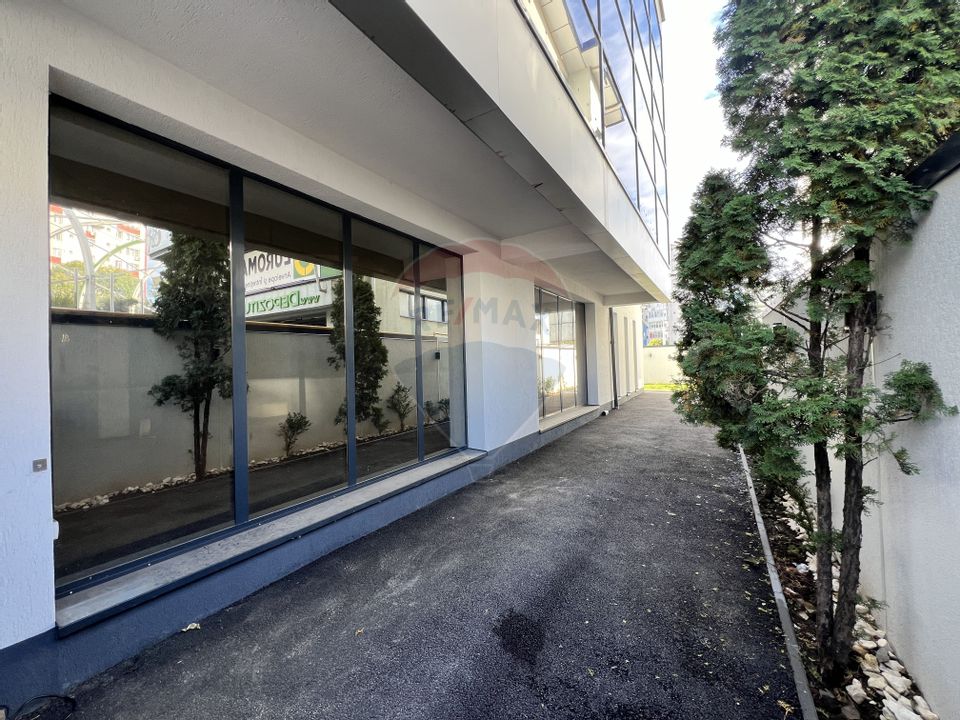 Spațiu comercial modern de închiriat / 2 locuri de parcare