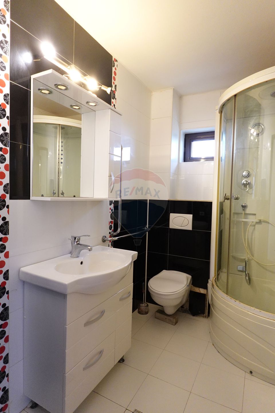 COMISION ZERO Casa spatioasa în Sasar cu curte și garaj