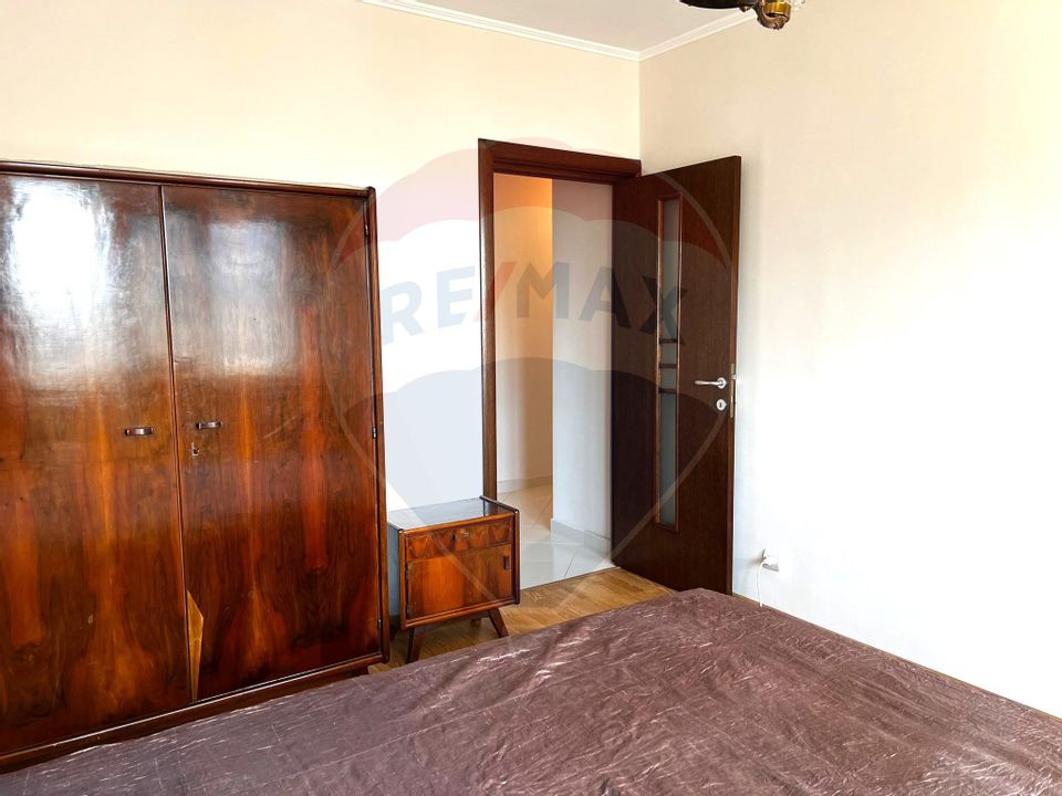 Apartament cu 3 camere de vânzare în zona Piața Victoriei