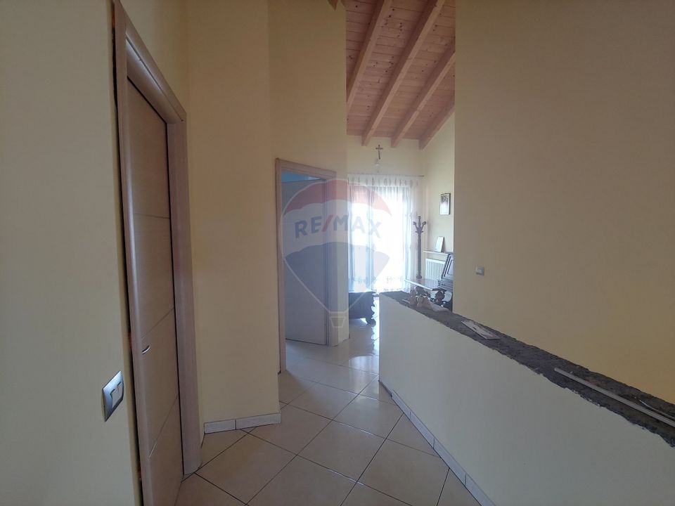 Casă / Vilă de lux cu 5 camere de vânzare în Vadu Moldovei, Suceava