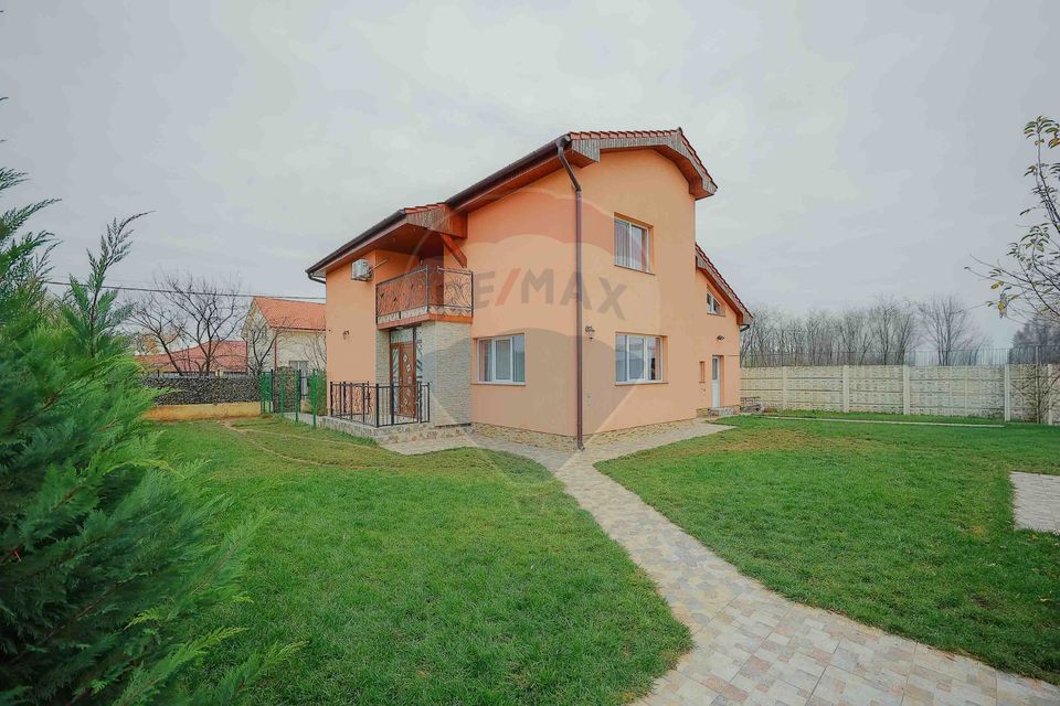 Casă familie mare Episcopia, 6 camere, garaj, curte 500 mp, de vânzare