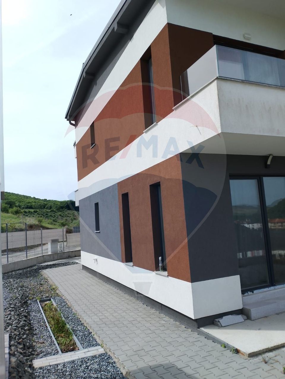 Casă tip duplex cu arhitectură modernă de închiriat pe strada Magnolie