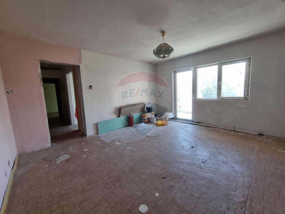 Apartament (de renovat) cu 2 camere de vânzare în Râșnov/Romacril