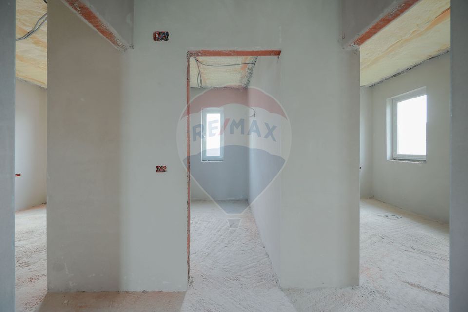 De vânzare casă semifinisată cu 3 camere, 455 mp teren, în Cihei