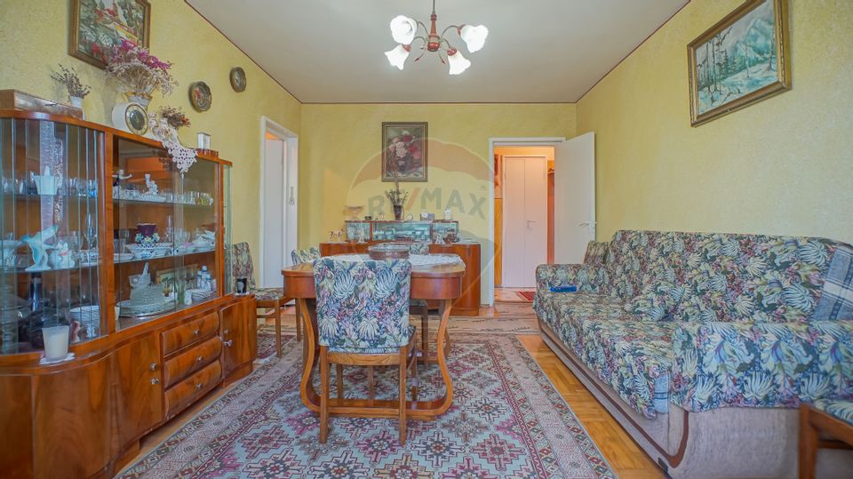 REZERVAT!! Apartament cu 3 camere de vânzare, zona Vlahuta