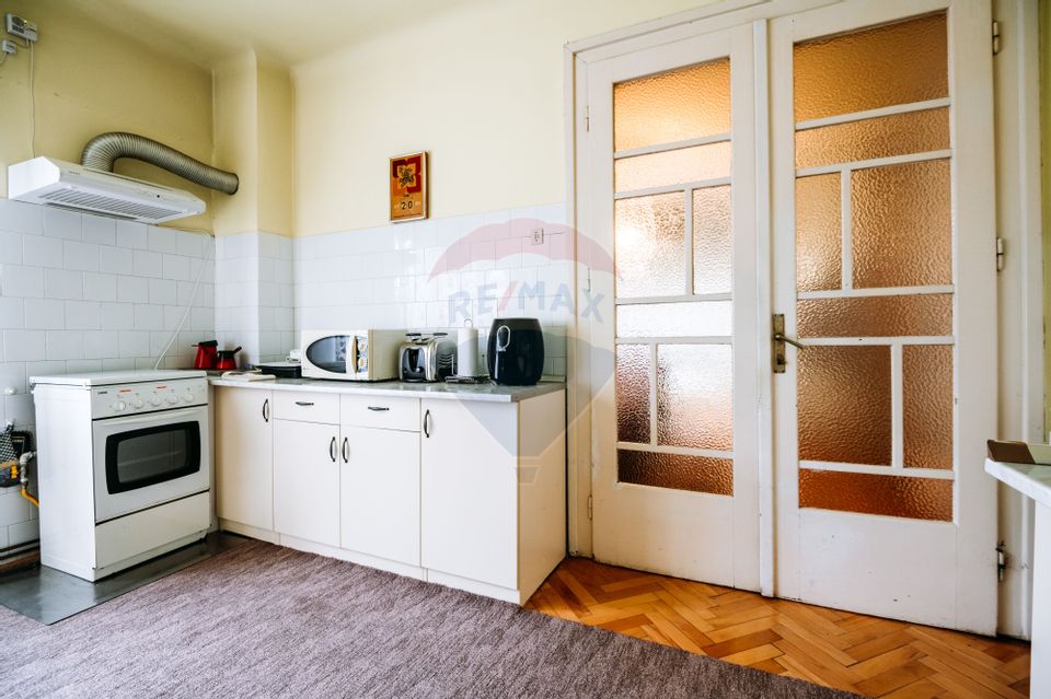 Apartament spațios cu grădină proprie într-o vilă interbelică renovată
