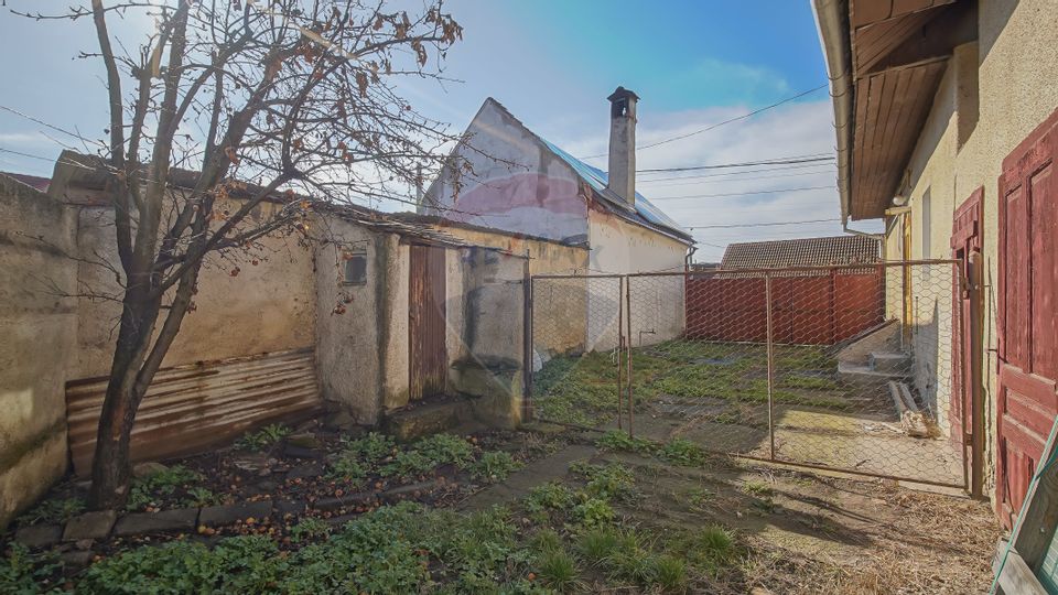 COMISION 0%! Casă cu Potențial de Renovare într-o Zonă Excelentă