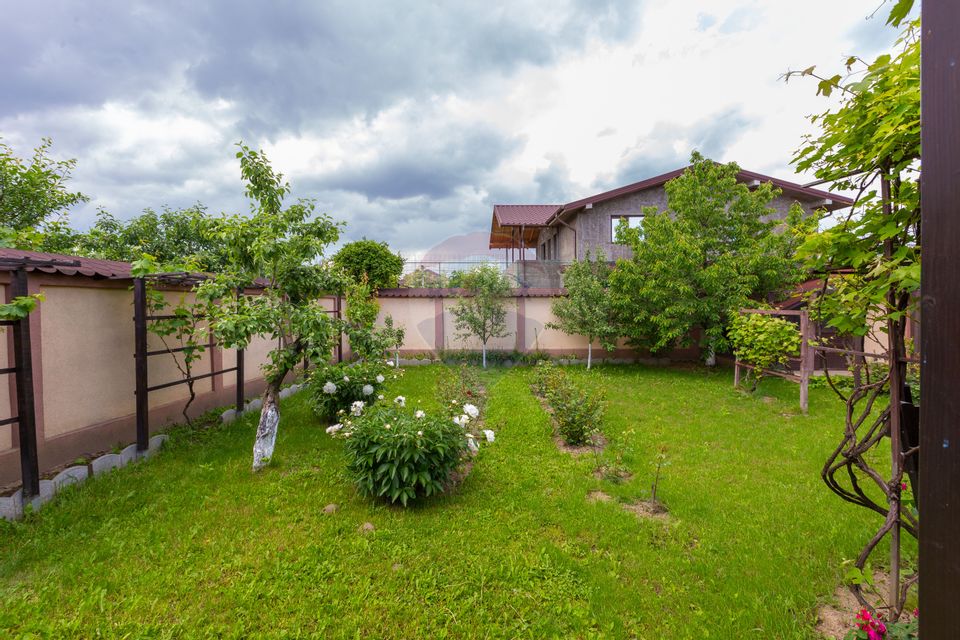 10 room House / Villa for sale, Serbanesti area