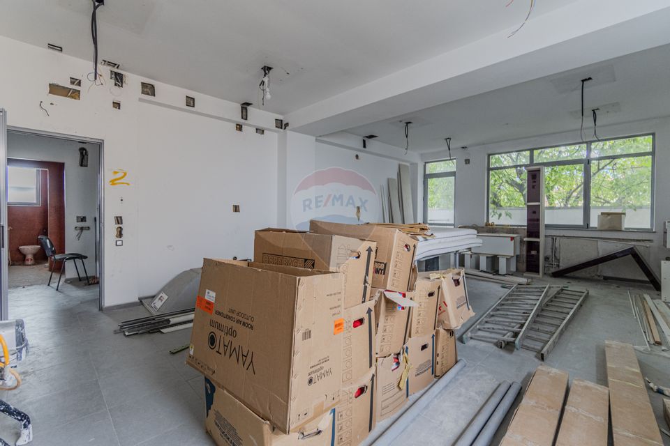 Cladire de 902 mp utili de vânzare, zona Grivitei - DN 13, COMISION 0