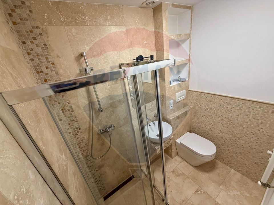 Apartament 4 camere, pe 2 niveluri si curte comuna în Centru