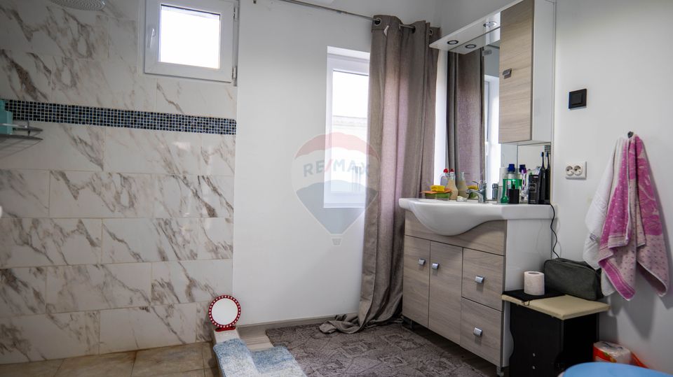 Vanzare vila si spațiu comercial, gradina si garaj-zona Corbii Mari