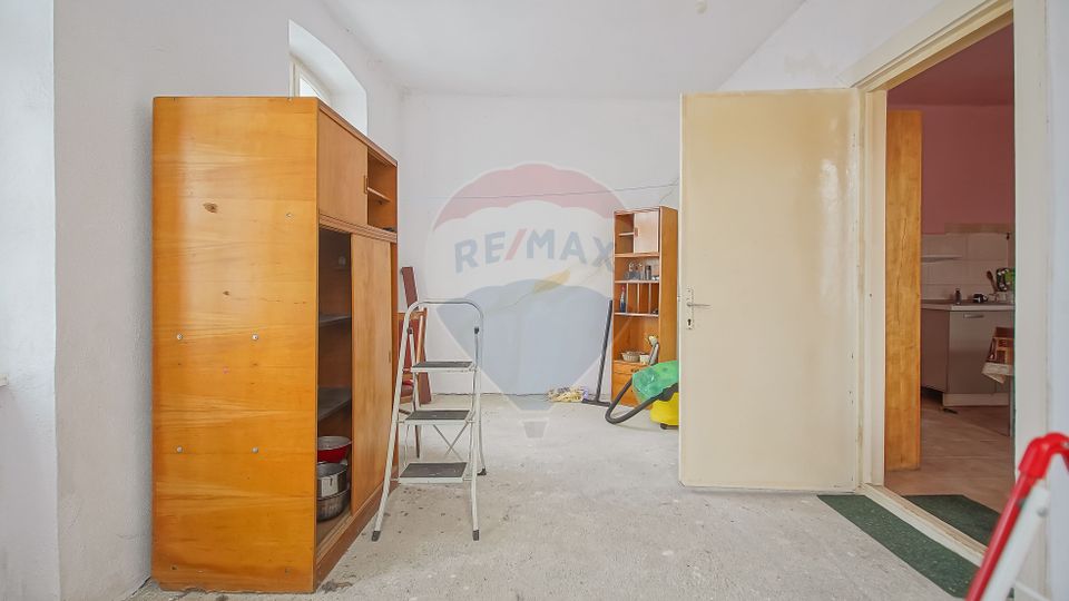 Casă de vânzare în centrul localității Prejmer, teren 5.055 mp!