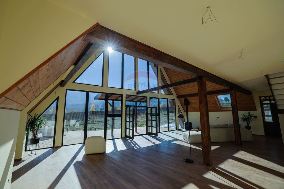 Vilă tip A-Frame, pe un platou montan, vedere panoramica catre Bucegi