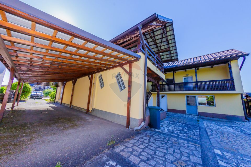 Casă cu 7 camere de vânzare la drumul principal cu 2 intrari