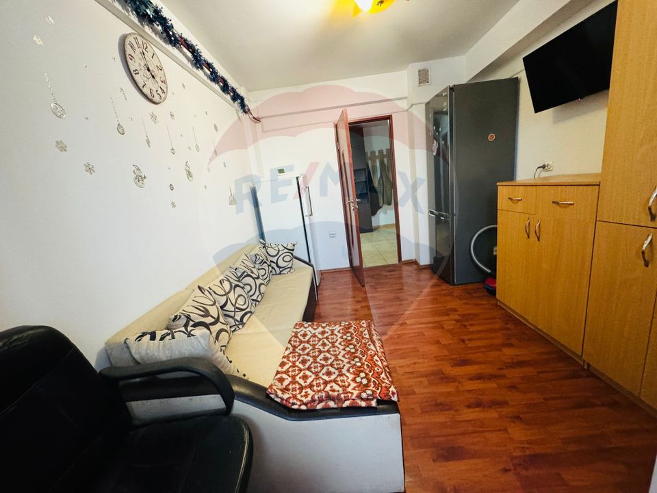 Apartament cu 3 camere de vânzare în zona Craiovita Noua