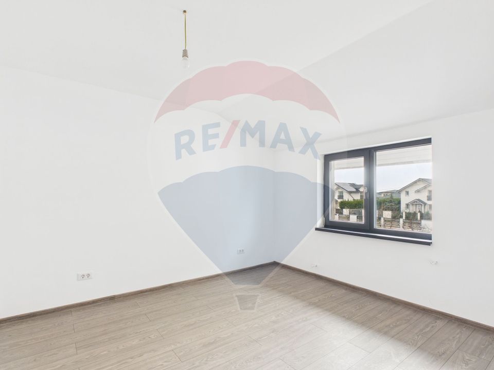 Modern 5 bedroom villa GF+1 for sale in Crevedia