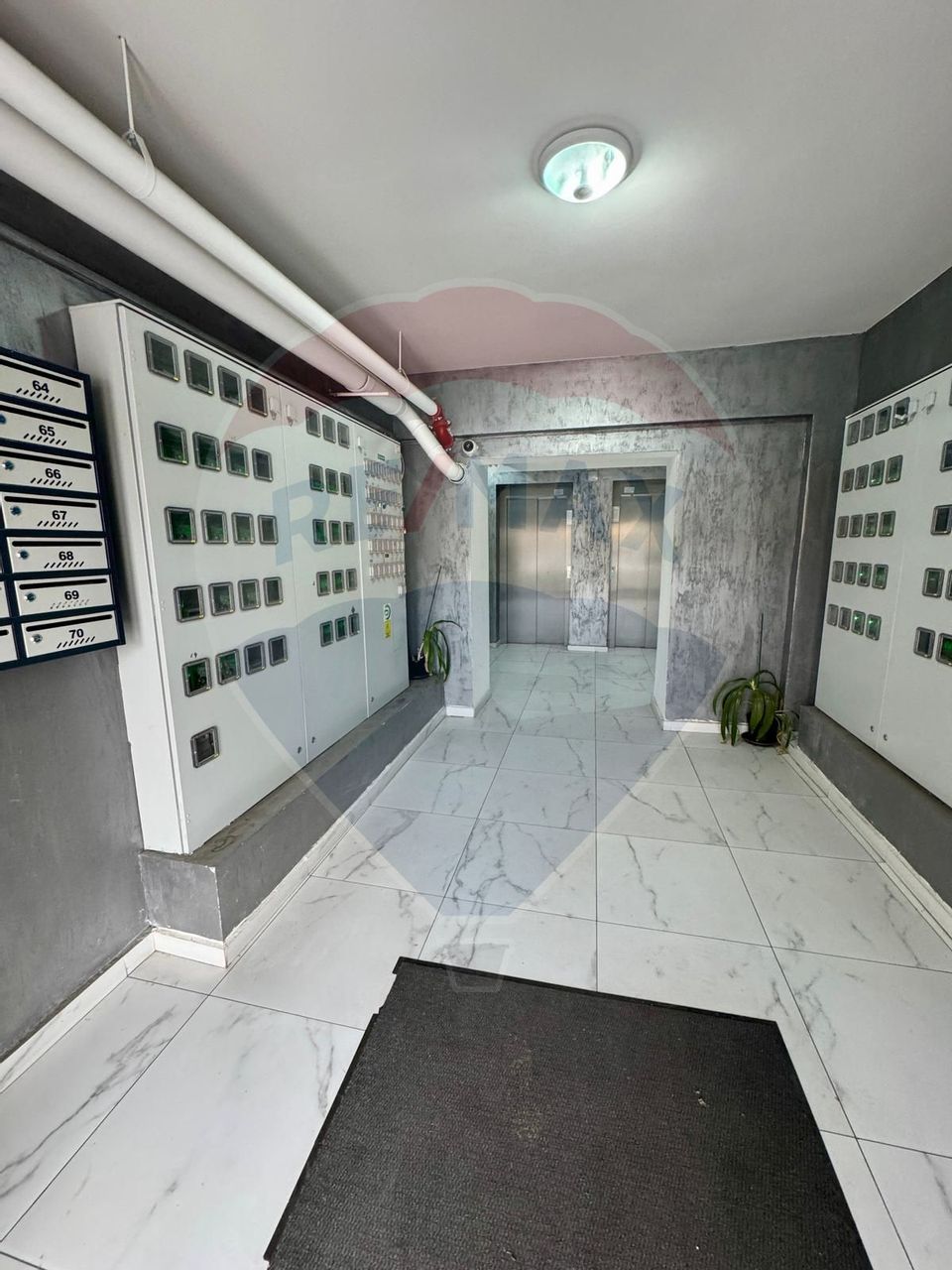 Apartament cu 4 camere de vânzare în zona Sarari