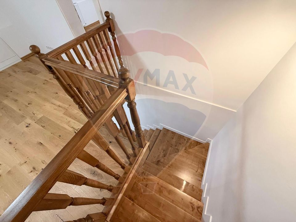 Apartament 4 camere, pe 2 niveluri si curte comuna în Centru