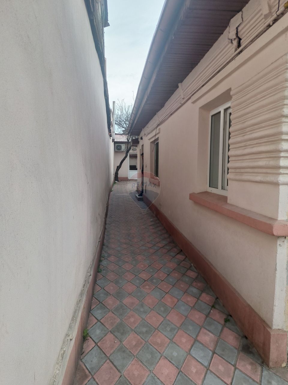 Casă cu două corpuri, ideală pentru firmă, Vitan