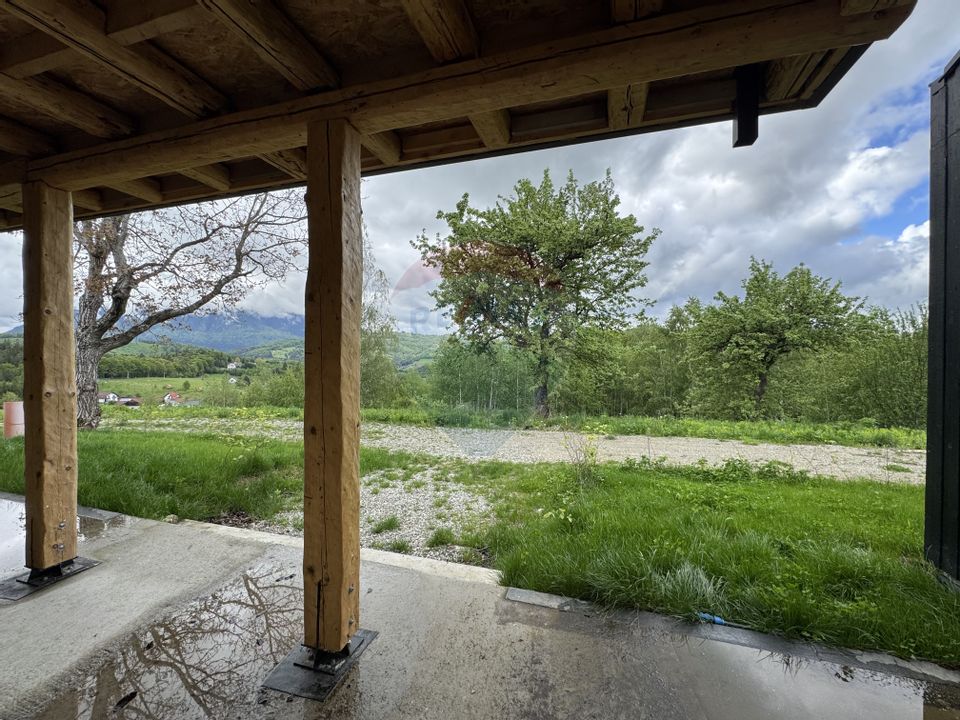 Doua case la munte, cu vedere superba, localizate in Poiana Marului