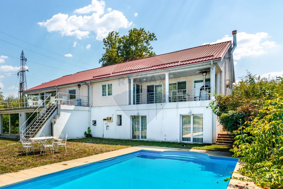 Vanzare Vila 5 camere cu semineu, piscina si priveliste lac piscicol
