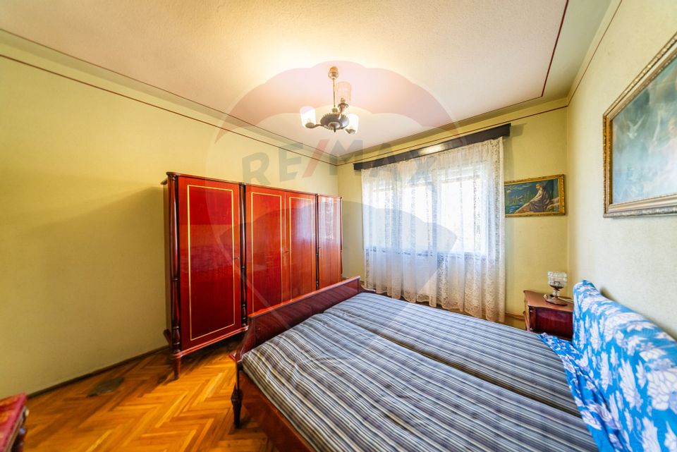 Apartament cu 4 camere, decomandat in zona centrala