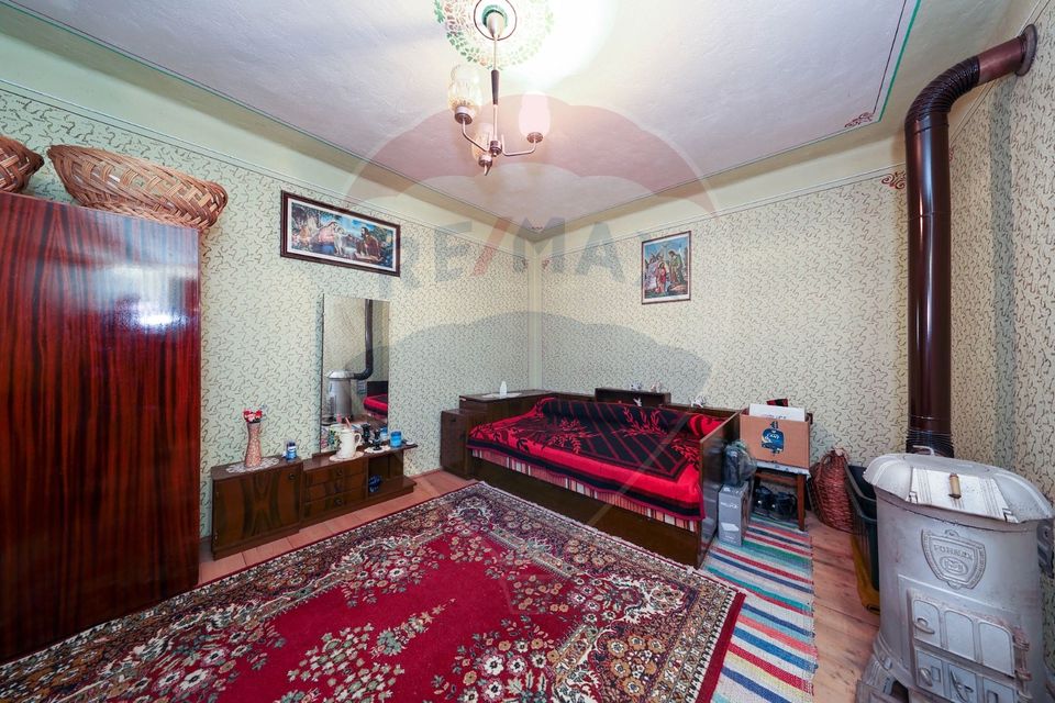 Casă de vacanta, cu annexe si pomi fructiferi, Ungra!