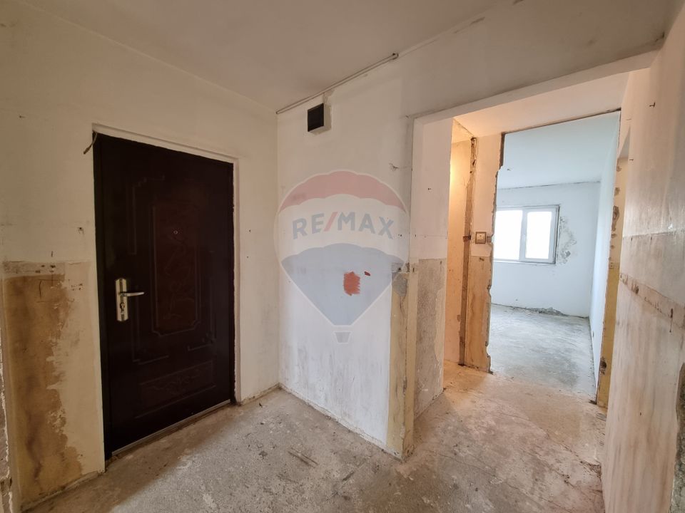 Apartament (De renovat) cu 3 camere de vânzare în zona Exterior Vest