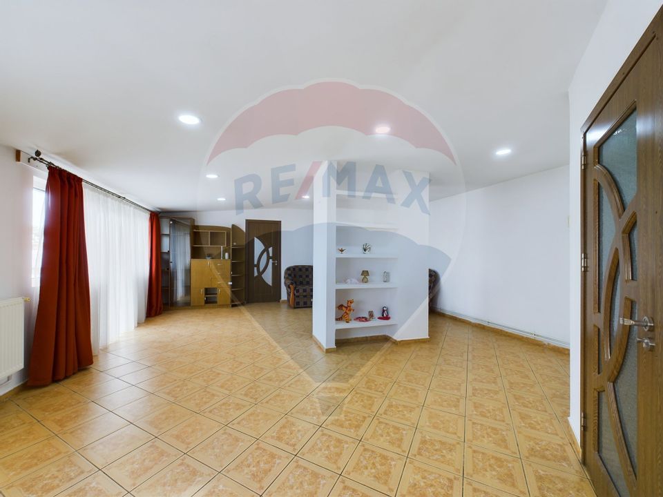 8 room House / Villa for sale