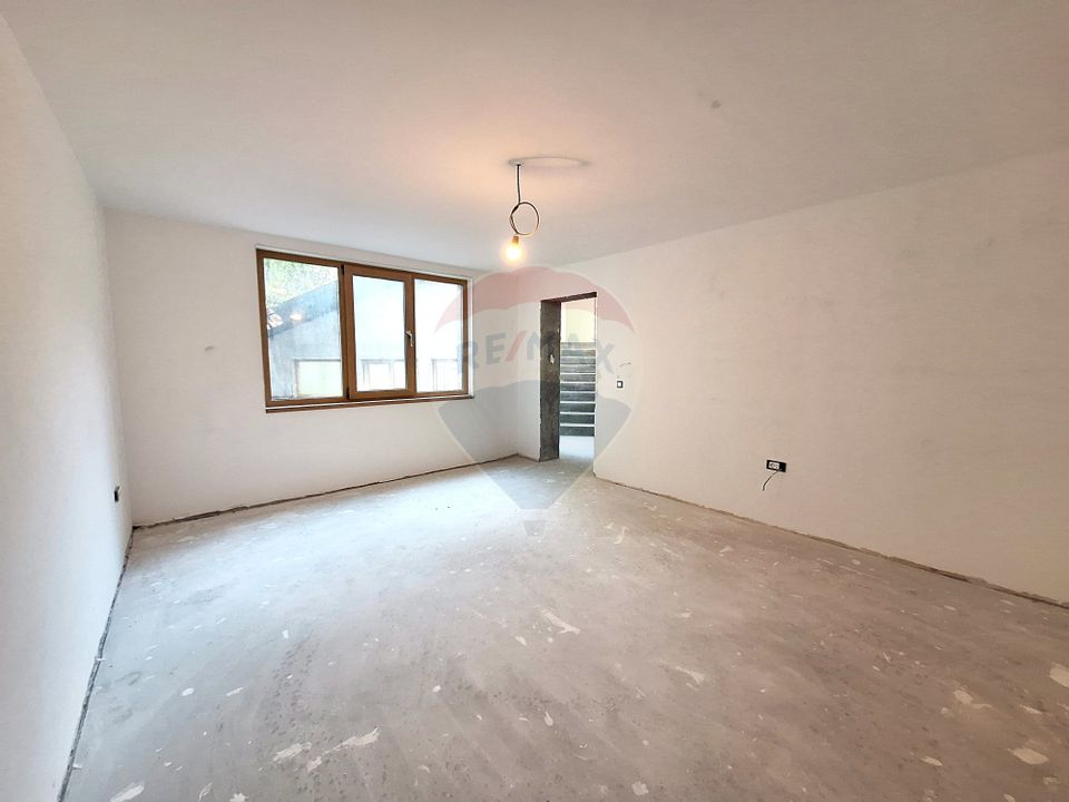 Casă / Vilă la gri aproape gata sa devina " acasa" !