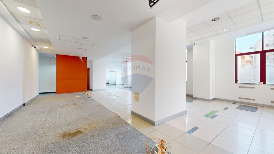 250sq.m Commercial Space for rent, Ultracentral area