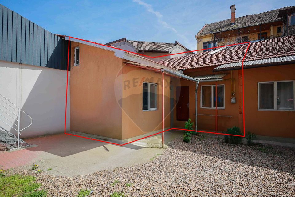 Apartament cu 2 camere de vânzare în zona Decebal, curte comună