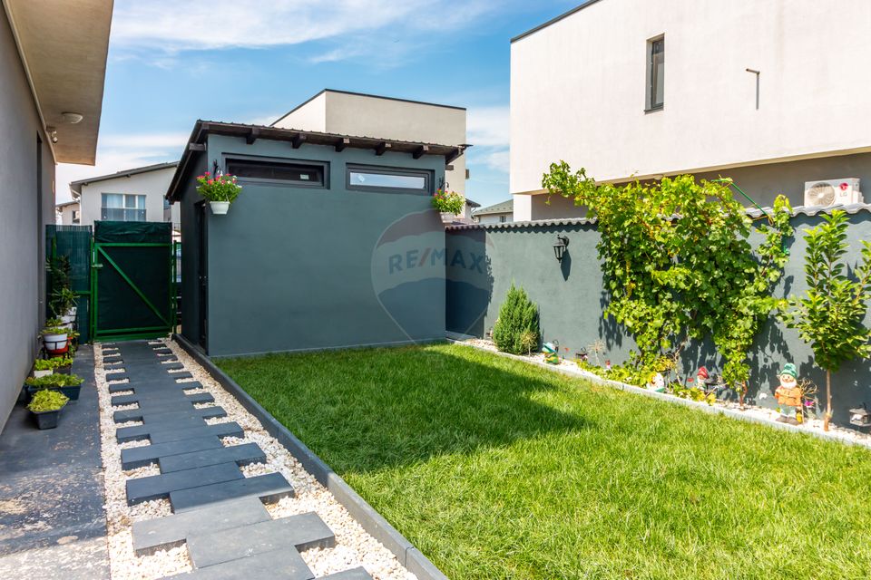 For sale House / Villa with 4 rooms in Tunari