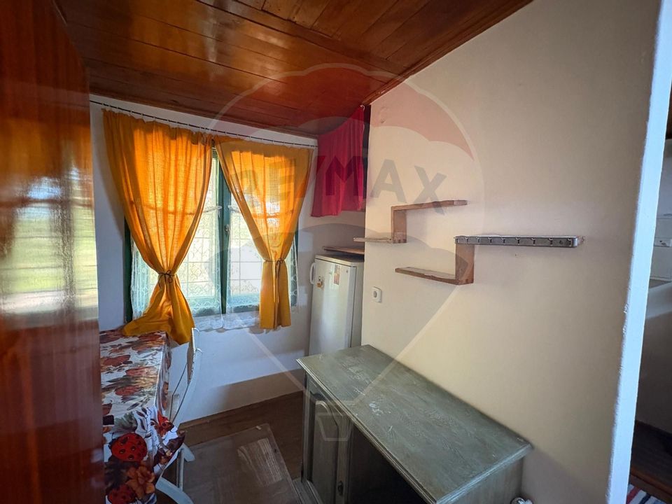 Teren intravilan 589 mp si cabana din caramida in Cuvin