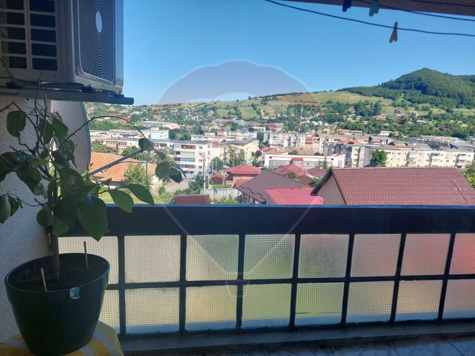 Apartament cu 4 camere decomandat de vânzare în Moinesti